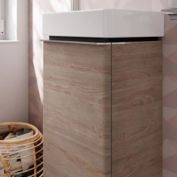 Set mała umywalka wisząca z półką po lewej stronie z szafką z drzwiami lewymi 340/245, Naturalny Dąb Xelu Q HANSGROHE 54364000