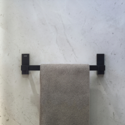 Wieszak na ręcznik kąpielowy 600 mm Czarny Matowy Universal Rectangular AXOR 42661670