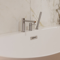 Bateria wannowa 3 otworowa LUGO z wylewką i słuchawką prysznicową chromowana CORSAN CMB7542CH